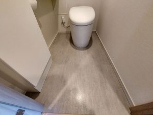 湿気の多い洗面所やトイレの床にアクアフロアコート。撥水効果抜群でカビや黒ずみによる劣化を防ぐ