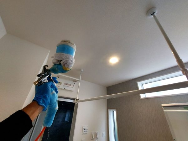 施工後の光触媒コーティングが施された床や壁、清潔で光沢のある状態