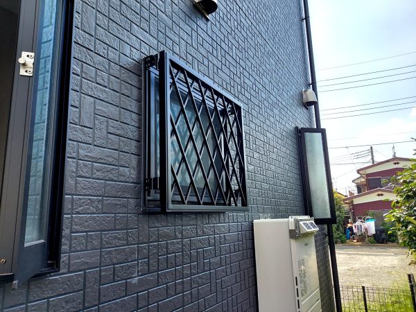 施工後のLIXILクロス面格子、安全でスタイリッシュに設置された状態