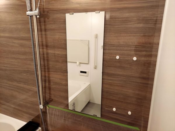 新築マンションのなにもされてない浴室の鏡