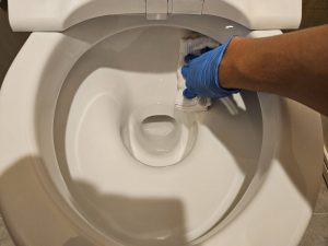 職人が水回りに防カビ防汚コーティングを施工している様子