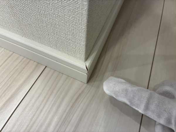 新築内覧会でフローリングのキズを発見した場面