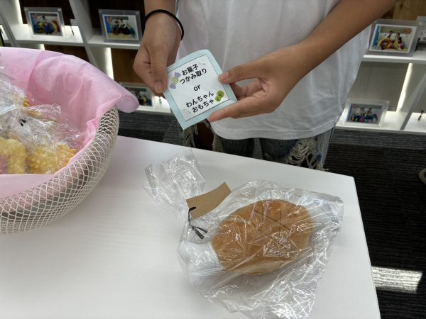 ショールームのくじ引きでわんちゃんのおもちゃが当選した新居準備中のご家族さま