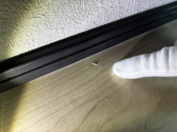 内覧会で床のキズを確認