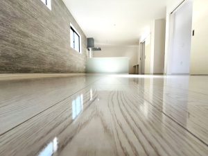 UVコーティングでピカピカに仕上げた床