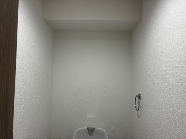 収納キャビネットが未設置のトイレスペース（施工前）