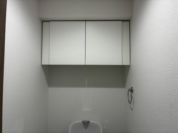 トイレ空間を有効活用する収納キャビネット。トイレットペーパーや清掃用品をすっきり整理