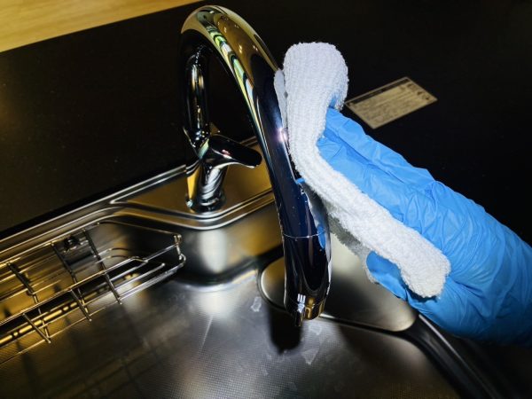 職人が水回りに防カビ防汚コーティングを施工している様子