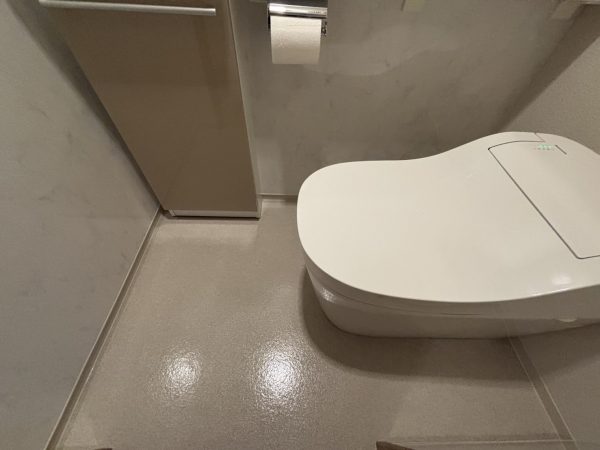 湿気の多い洗面所やトイレの床にアクアフロアコート。撥水効果抜群でカビや黒ずみによる劣化を防ぐ