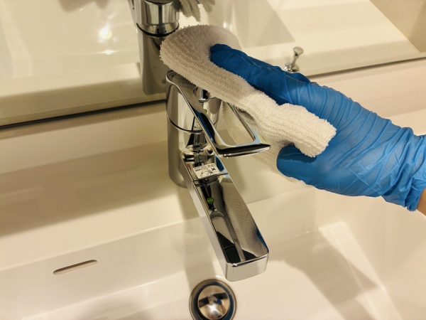 職人が水回りに防カビ防汚コーティングを施工している様子