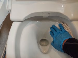 職人が水回りに防カビ防汚コーティングを施工している様子