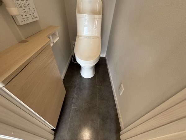湿気の多い洗面所やトイレの床にアクアフロアコート。撥水効果抜群でカビや黒ずみによる劣化を防ぐ