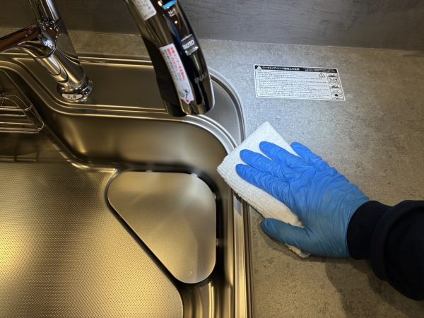 職人が水回りに防カビ防汚コーティングを施工している様子