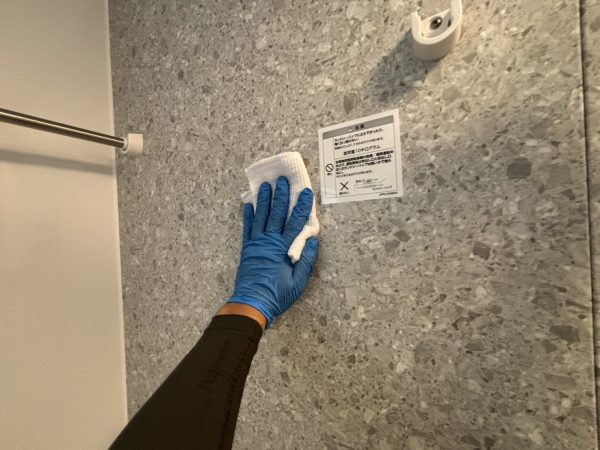 職人が水回りに防カビ防汚コーティングを施工している様子