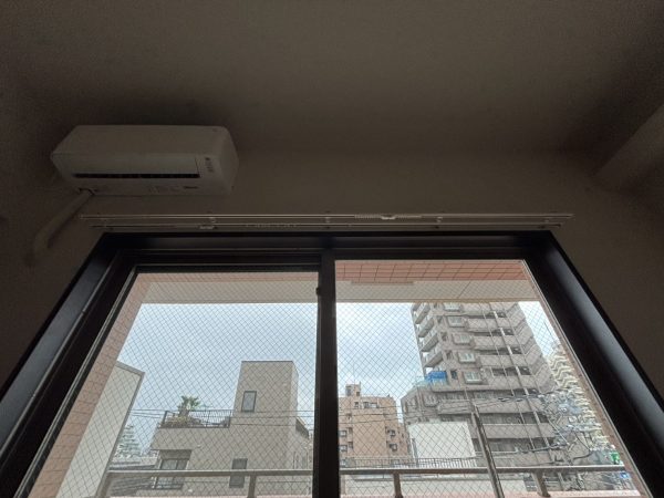 窓辺に設置されたシンプルで丈夫なカーテンレール