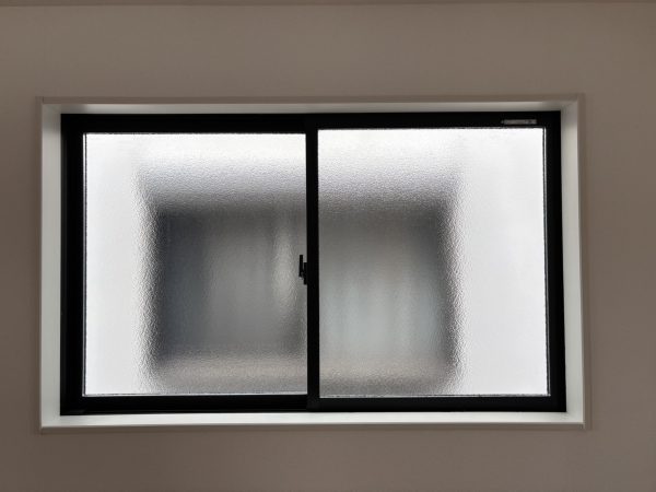 網戸が付いていない施工前の窓