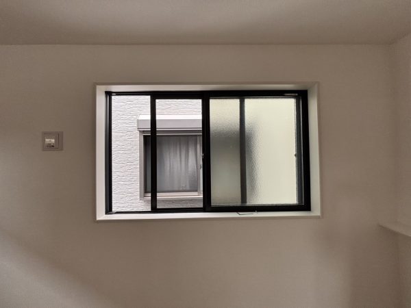 風を通しながら虫の侵入を防ぐ新設の網戸