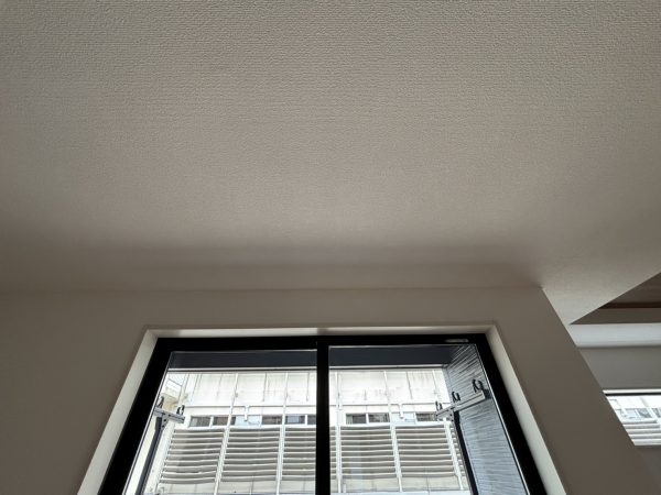 カーテンレール取り付け前の窓上