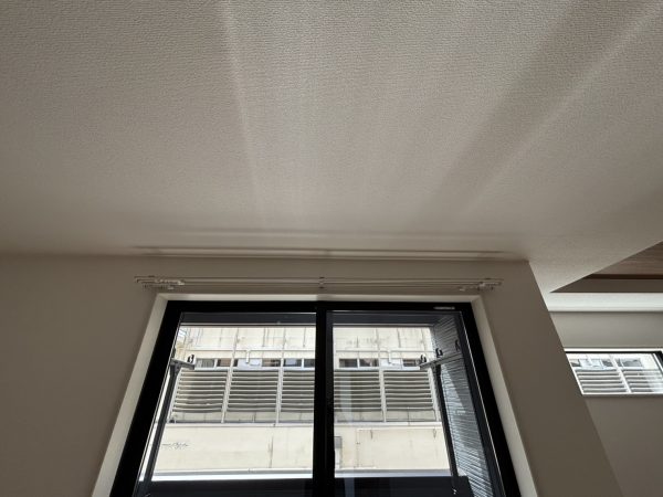 窓辺に設置されたシンプルで丈夫なカーテンレール
