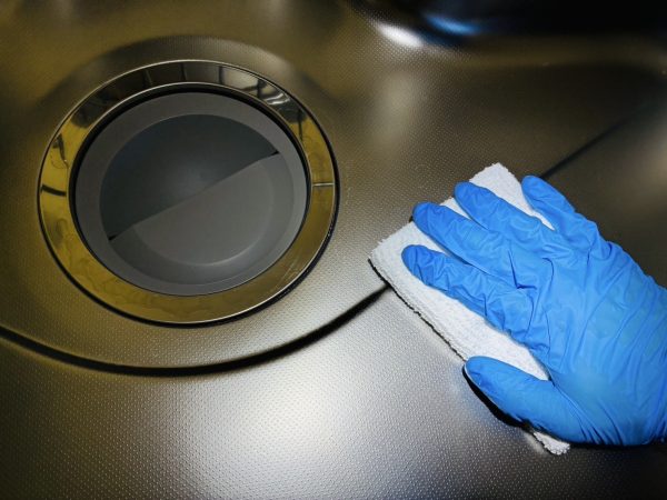 職人が水回りに防カビ防汚コーティングを施工している様子