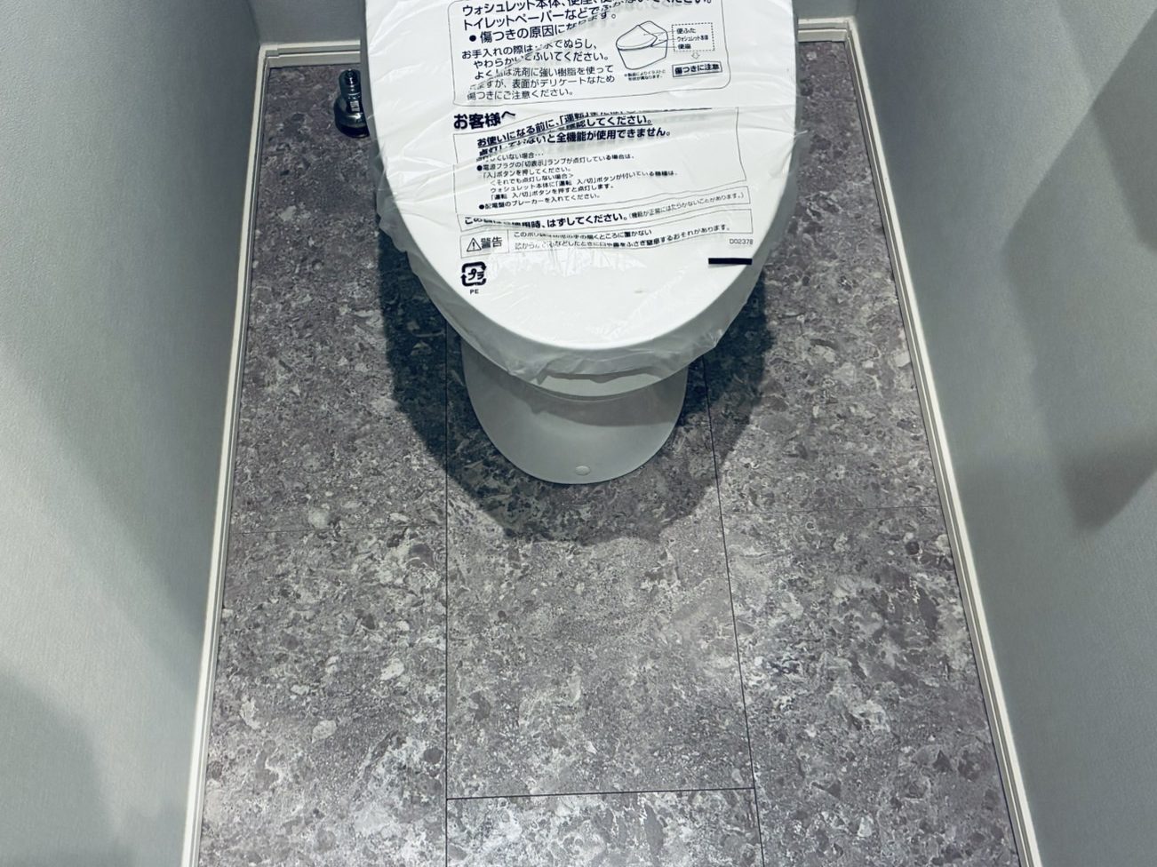 湿気の多い洗面所やトイレの床にアクアフロアコート。撥水効果抜群でカビや黒ずみによる劣化を防ぐ