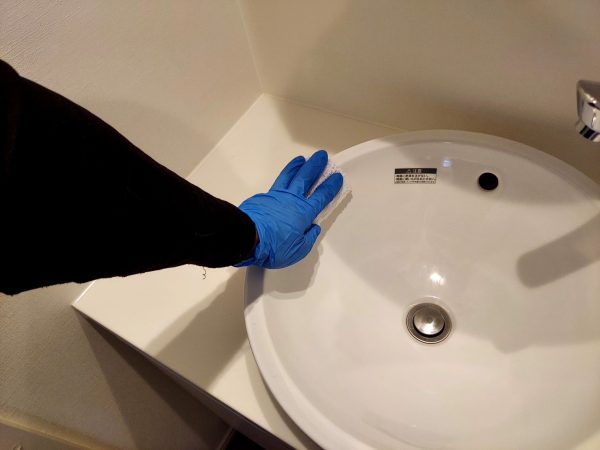 職人が水回りに防カビ防汚コーティングを施工している様子
