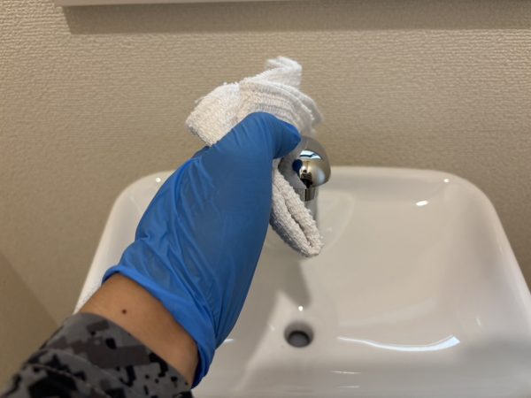 職人が水回りに防カビ防汚コーティングを施工している様子