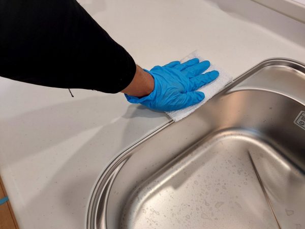 職人が水回りに防カビ防汚コーティングを施工している様子