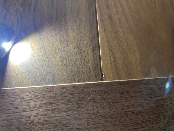 床コーティング前に見つかったフローリングのキズ