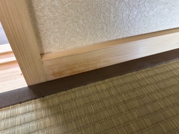新築内覧会でキズを発見した場面