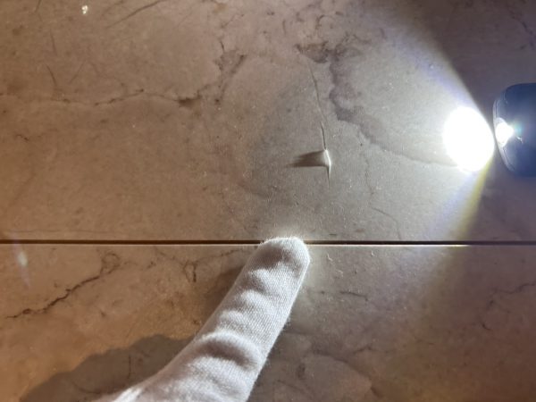 内覧会で床のキズを確認
