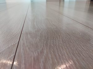 上品な微光沢仕上げのガラスUVコーティング床