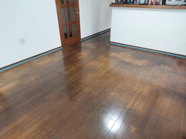 宮城県塩釜市藤倉 ワックスによる汚れ フロアコーティング 施工前の様子
