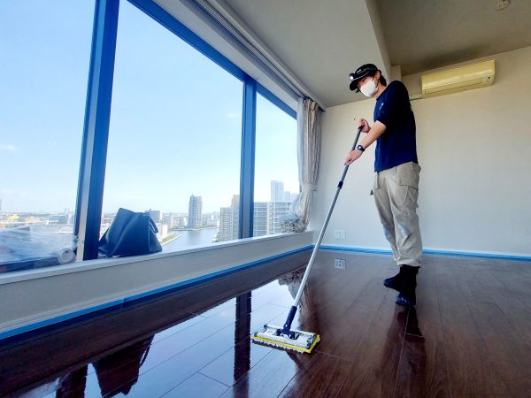 アップライフでは床の状況に合わせて下処理を丁寧に行いフロアコーティングを施工