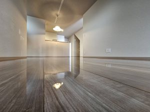 UV照射特殊施工で強固な膜を形成し、キズ・汚れ・薬品による耐久性を両立