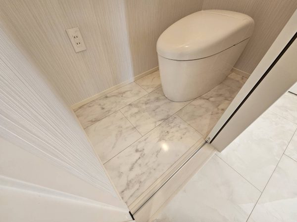 湿気の多い洗面所やトイレの床にアクアフロアコート。撥水効果抜群でカビや黒ずみによる劣化を防ぐ