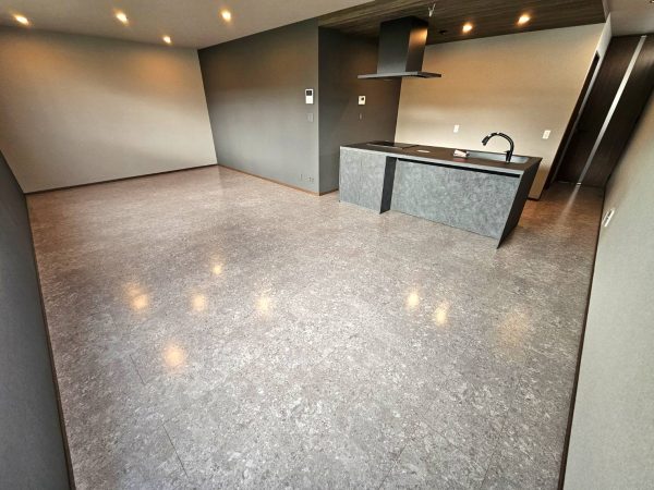 アップライフでは、専門スタッフが下地洗浄・養生・塗布・硬化までを一貫して行い、
十数年単位で床を守る耐久性を実現しています。