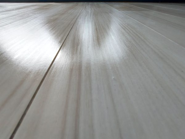 「ワックスフリー」とは、あらかじめ表面にツヤ出し加工や保護膜が施されている床材