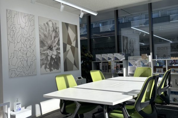 ショールームでは実際の床サンプルを手に取り、艶や質感、滑りにくさを直接確認できます。
完全予約制のため、貸し切りでじっくり体験可能です。