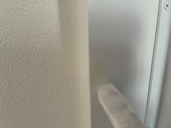 床の傷やクロスのはがれを丁寧にチェック