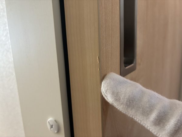 床の傷やクロスのはがれを丁寧にチェック