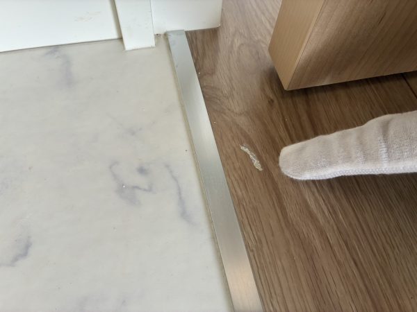 床の傷やクロスのはがれを丁寧にチェック