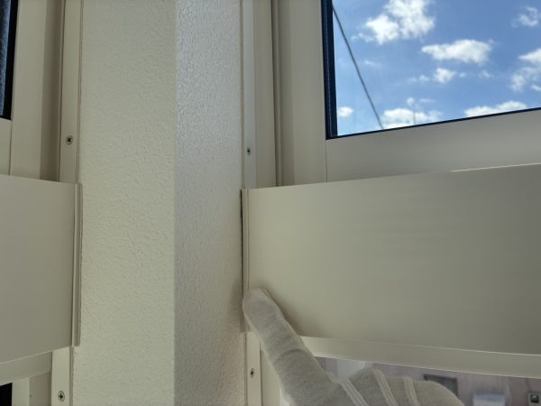 床の傷やクロスのはがれを丁寧にチェック