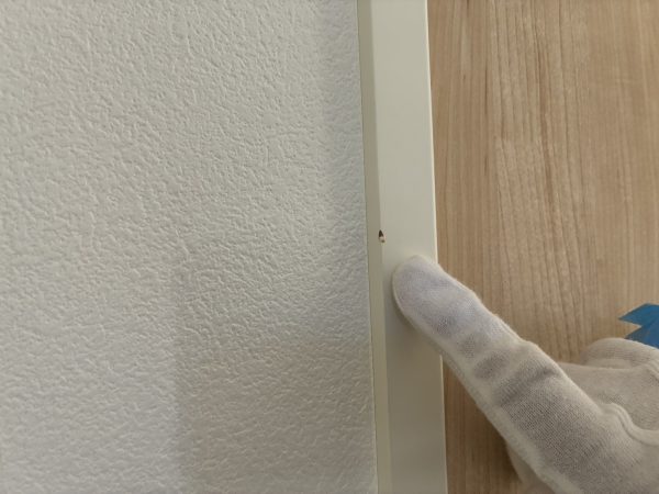 床の傷やクロスのはがれを丁寧にチェック