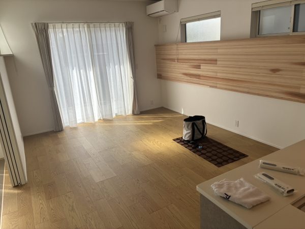 床の傷やクロスのはがれを丁寧にチェック