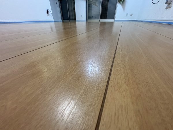 床に残った皮膜がムラに、見た目も悪化