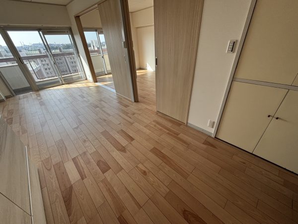 施工前:何もしていないフローリングはキズや汚れがつきやすい状態