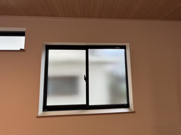 カーテンレール取り付け前の窓上