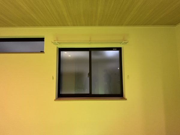 窓辺に設置されたシンプルで丈夫なカーテンレール