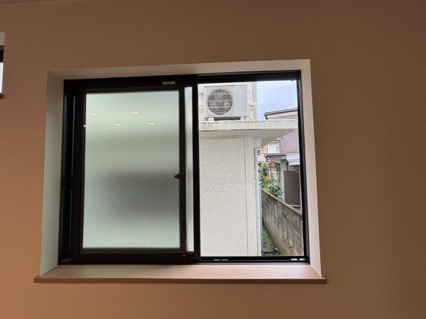 網戸が付いていない施工前の窓